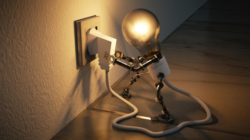 Light bulb plugging itself in